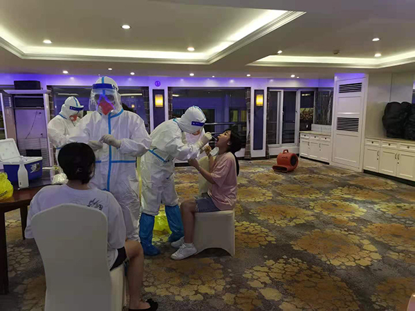 對?？慷妊疵谰S凱琳、凱蕾船員進行核酸檢測2.jpg